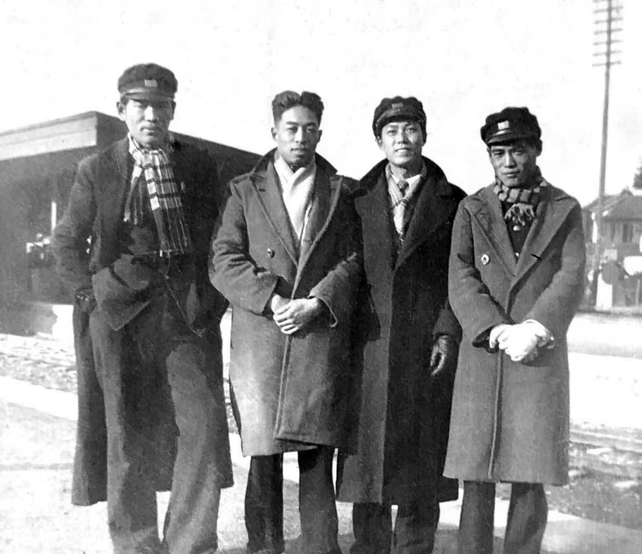 CHU Teh-Chun (à gauche) avec ses amis en Chine dans les années 1940-50.
